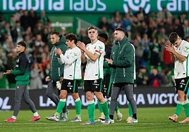 Íñigo Vicente celebra su gol ante el Eibar, el primero del Racing en el partido