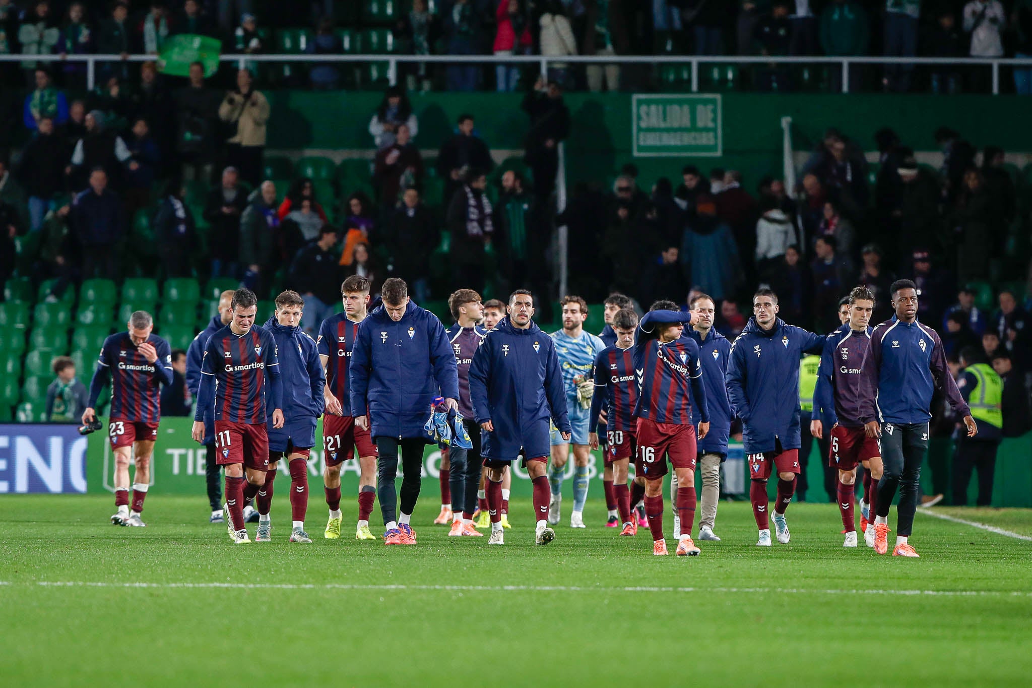 Los jugadores del Eibar se marchan cabizbajos tras la derrota