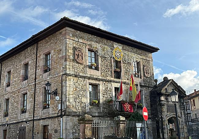 Banderas a media asta en el Ayuntamiento de Cabezón de la Sal.