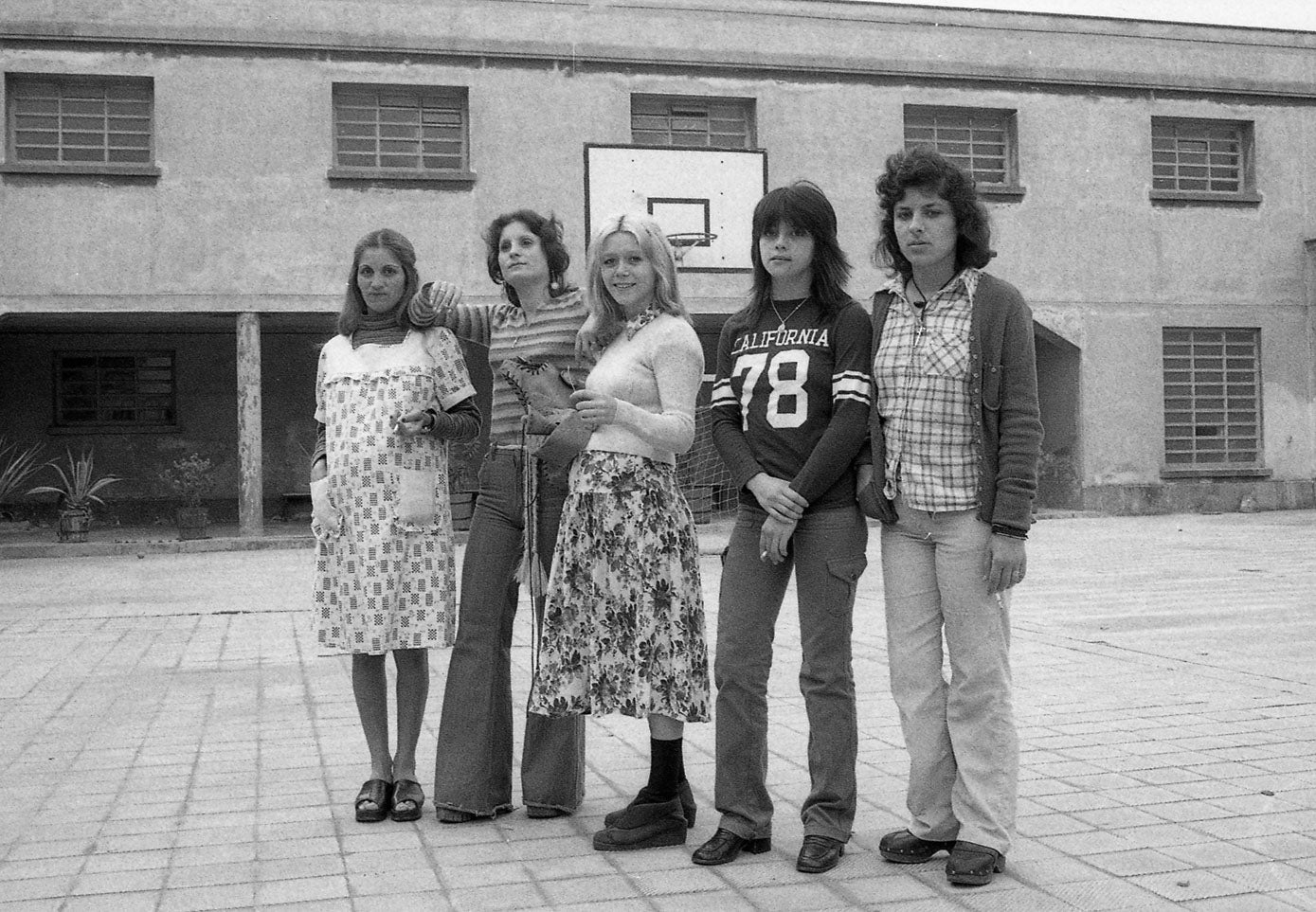 Presas en el patio de la prisión de la Trinidad. Barcelona.