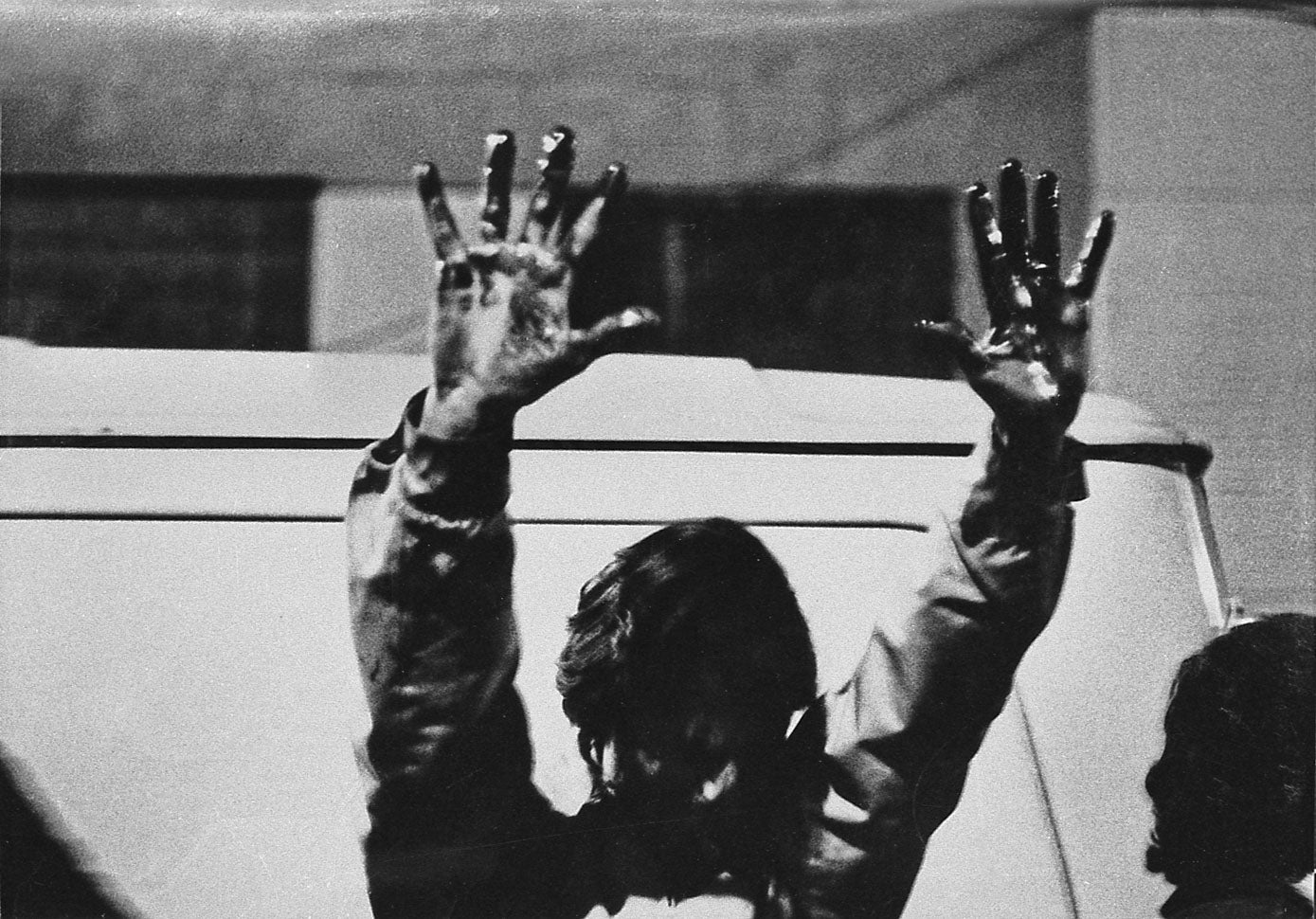 Manos con la sangre de José Luis Montañés. Asesinato de dos estudiantes a manos de la policía durante las movilizaciones estudiantiles contra la LAU, Madrid,