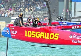El equipo español, en una de las regatas de este domingo en Abu Dabi.