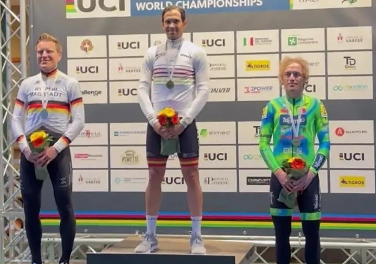 Suárez, en lo alto del podio, flanqueado por Genze (izquierda) y Fruet.