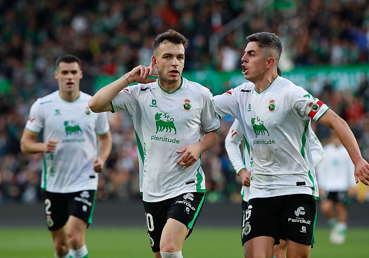 Íñigo Vicente se lleva la mano a la oreja para celebrar su tanto ante el Eibar