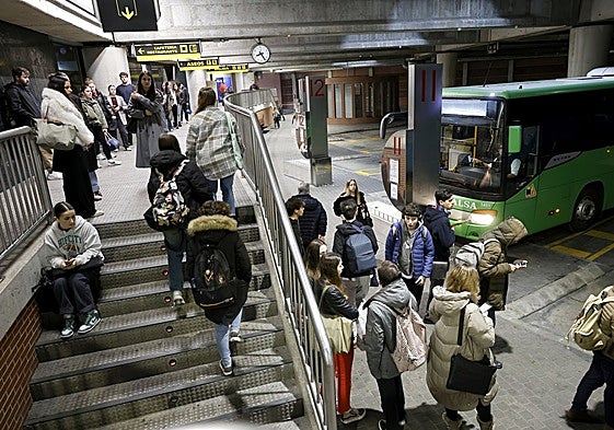Usuarios en la estación de autobuses de Torrelavega.