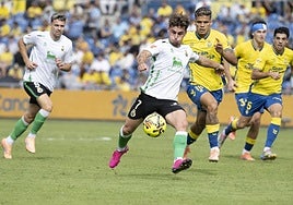 Yeray conduce el balón en el partido ante la UD Las Palmas.