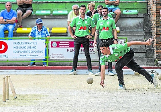 Toño Sordo birla para Pontejos con Javi Puente, Cristian Velo y Jairo Carrascal al fondo.