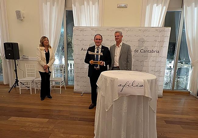 Premio Trainera al Colegio Notarial de Cantabria