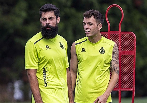 Una pareja con química. Villalibre, a la izquierda, e Íñigo Vicente, en un entrenamiento en La Albericia.