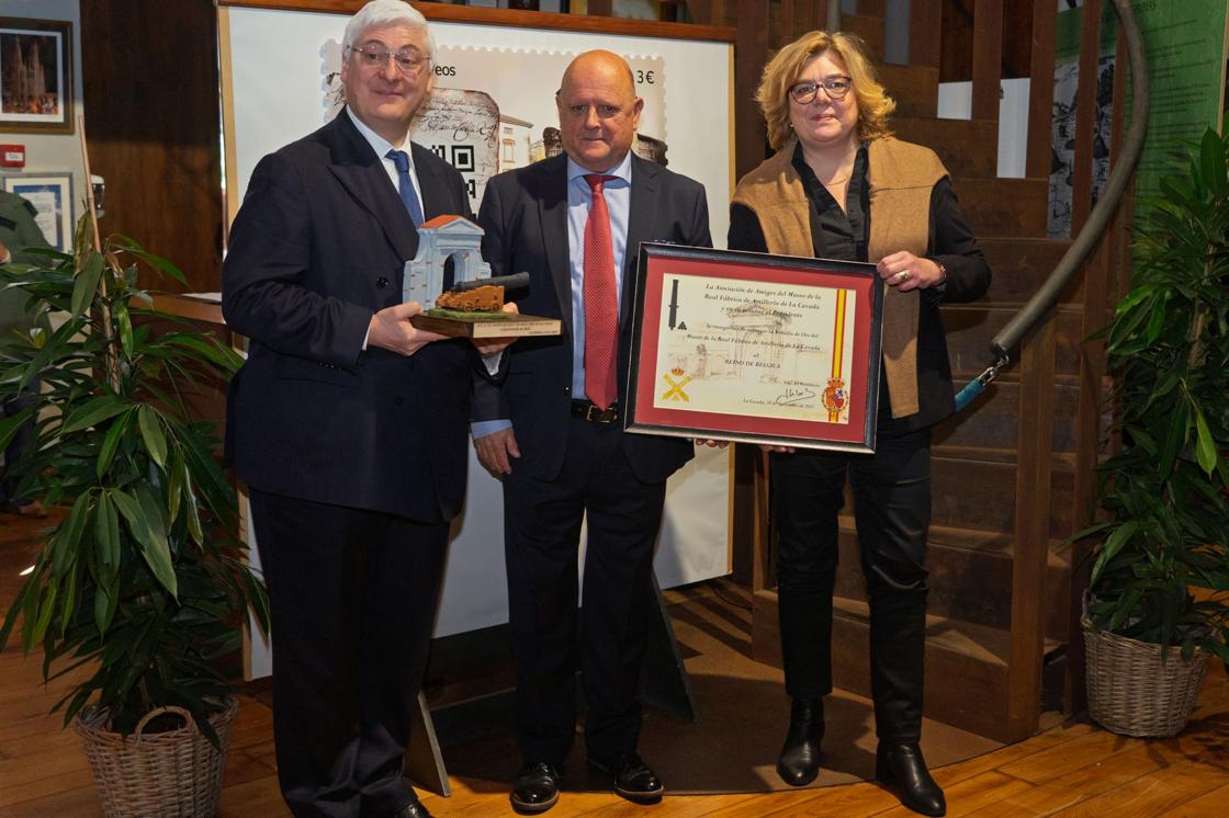 El embajador de Bélgica, junto al presidente de la Asociación de Amigos del Museo de La Cavada y la concejal de Cultura de Lieja. 