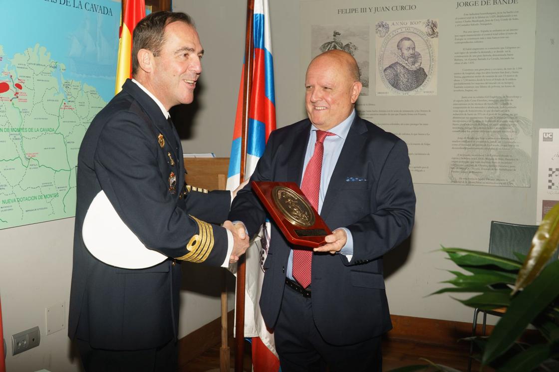 Tomás García y Ángel Cuadrado en la entrega de la condecoración. 
