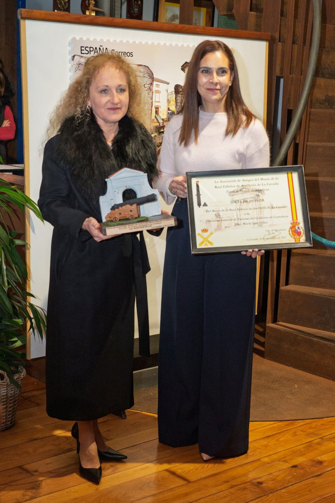 La directora general de Turismo y Hostelería, María Saiz recogiendo la distinción de socio de honor.