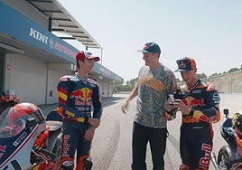 Brian Uriarte y Pedro Acosta tras su duelo sobre el asfalto.