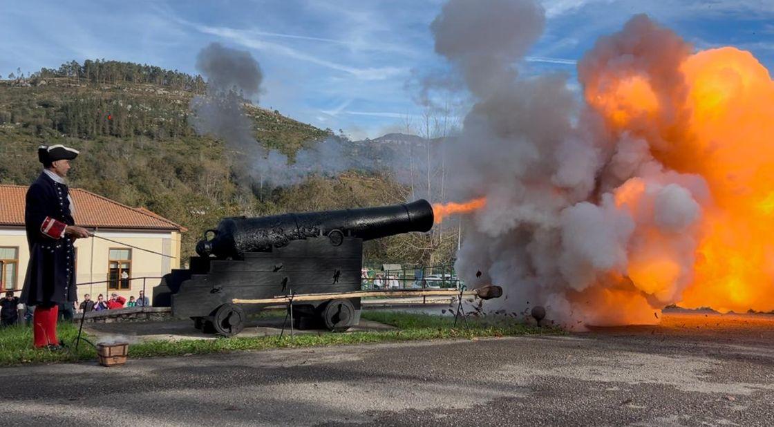 Momento en el que el cañón dispara sin bala, solo con un efecto de pólvora que recrea el sonido que tenían al disparar.