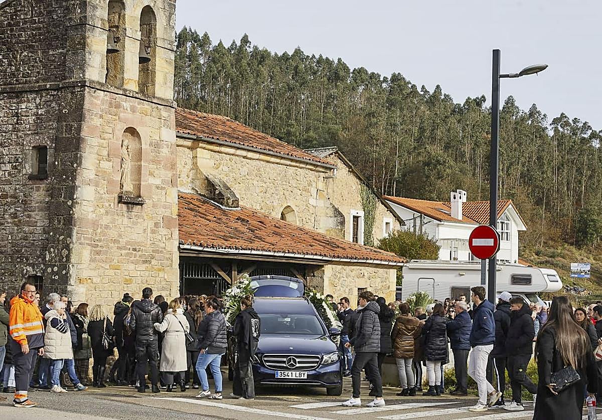 Imagen del funeral por la memoria de Alejandro Fernández en la iglesia San Juan Bautista de Villanueva de la Peña.