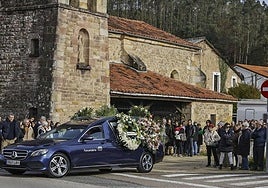 Imagen del funeral por la memoria de Alejandro Fernández en la iglesia San Juan Bautista de Villanueva de la Peña.