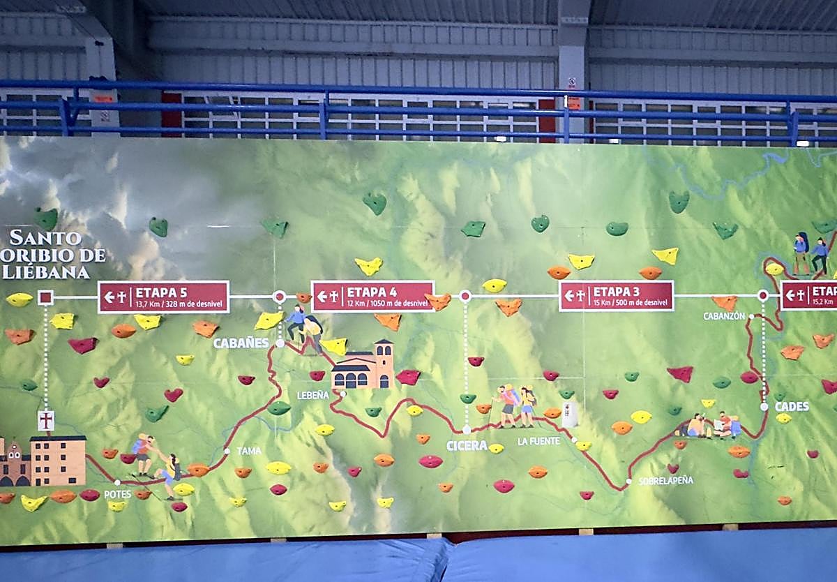 Rocódromo infantil con las etapas del Camino Lebaniego