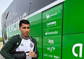 Gustavo Puerta, a punto de subir al autobús del equipo.