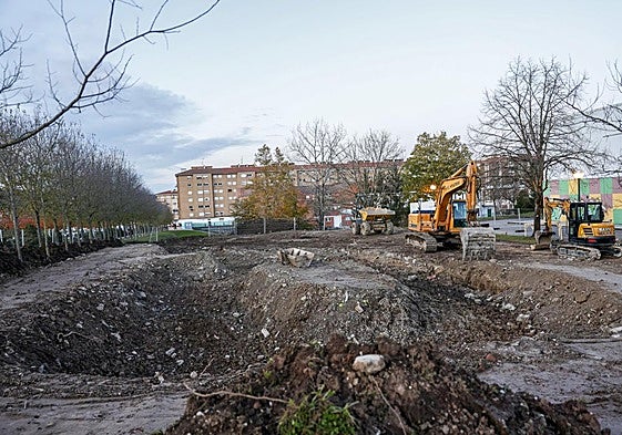 Trabajos para levantar el skatepark, ayer, en Nueva Ciudad (Torrelavega).
