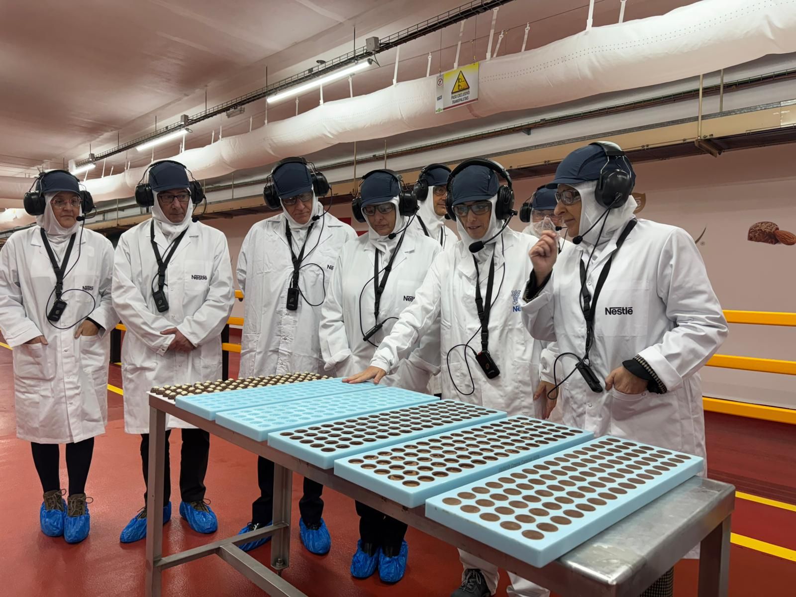 Las autoridades, entre ellas la presidenta regional, atienden a las explicaciones de los técnicos