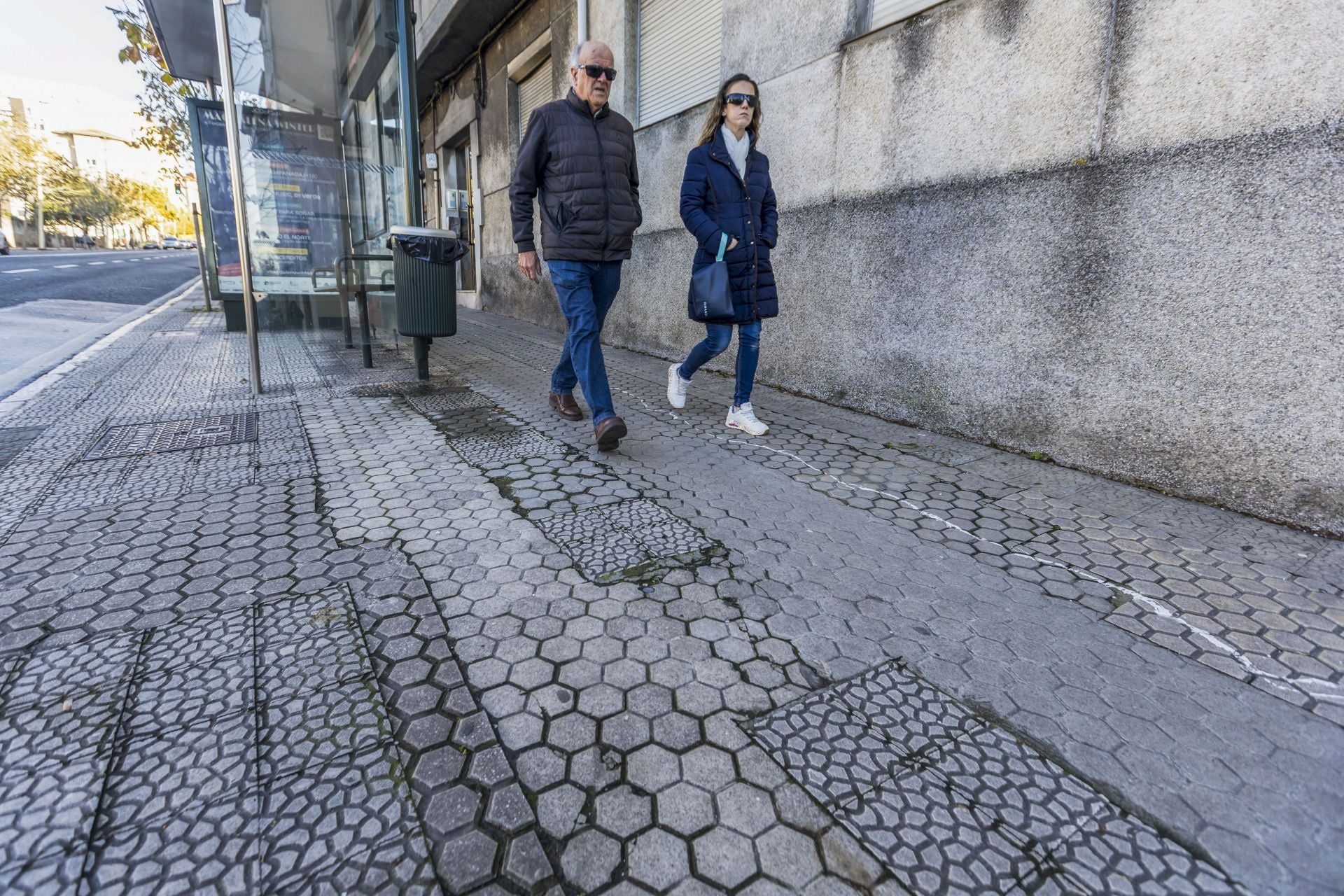 De recortes, con el pavimento desgastado a la altura de la parada del bus.