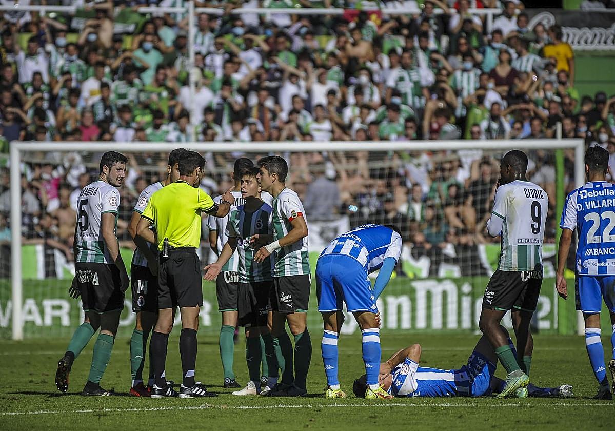 El colegiado habla con Pablo Torre e Íñigo Sainz-Maza durante el partido que el Racing disputó ante el Deportivo en El Sardinero en la temporada 2021-22