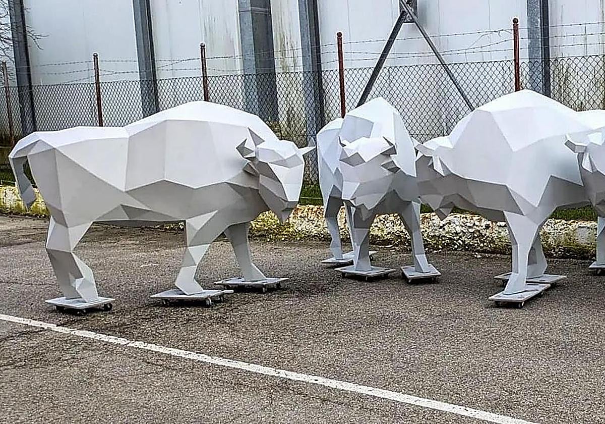 Esculturas de los bisontes del plan turístico.