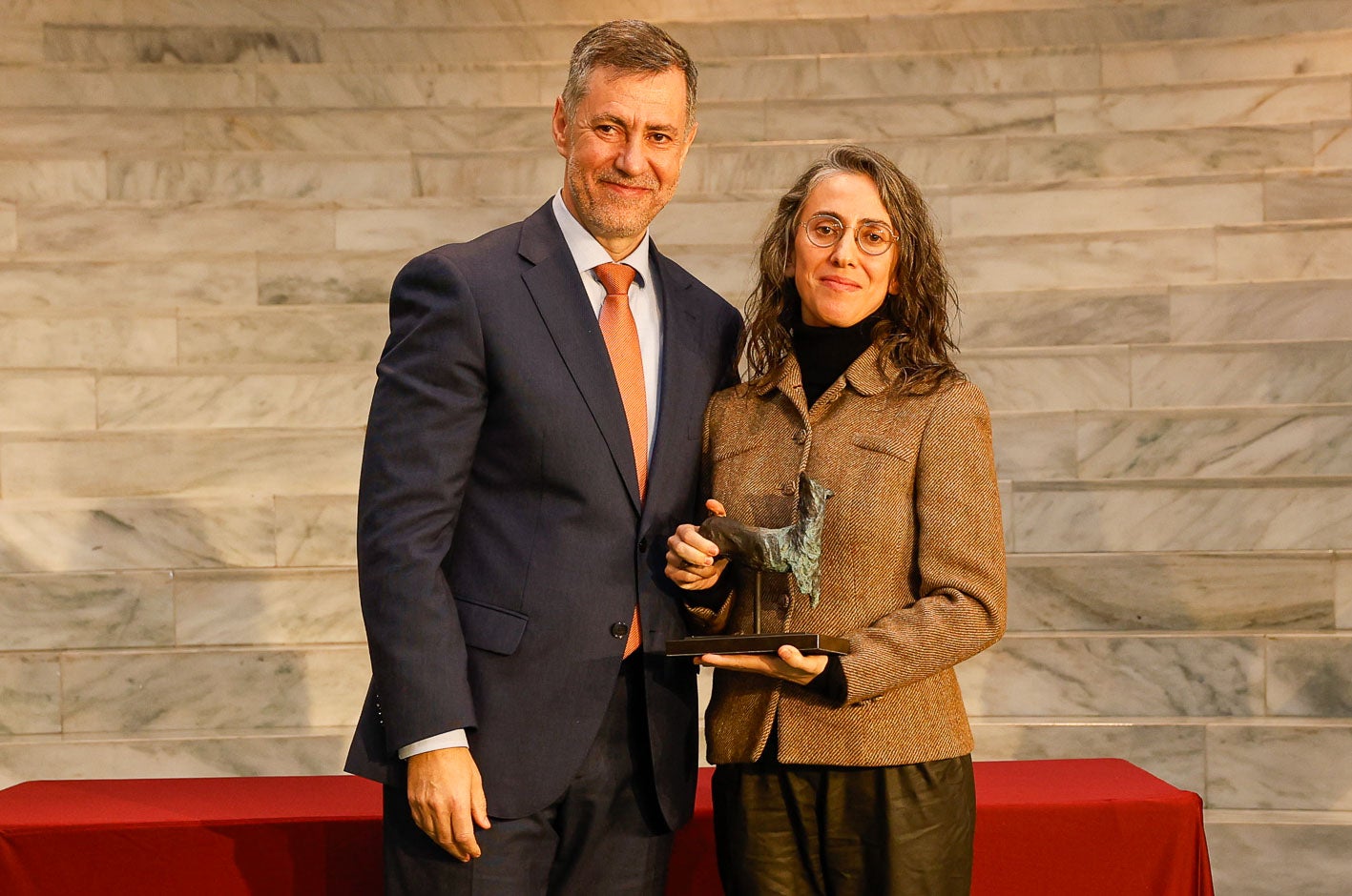 El consejero de Cultura, Luis Martínez Abad, junto a Vicky Uslé, que recogió el premio en nombre de su padre Juán Uslé.