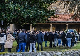 Familiares, amigos y vecinos dicen adiós a Pau Solá en la iglesia de Casar de Periedo.