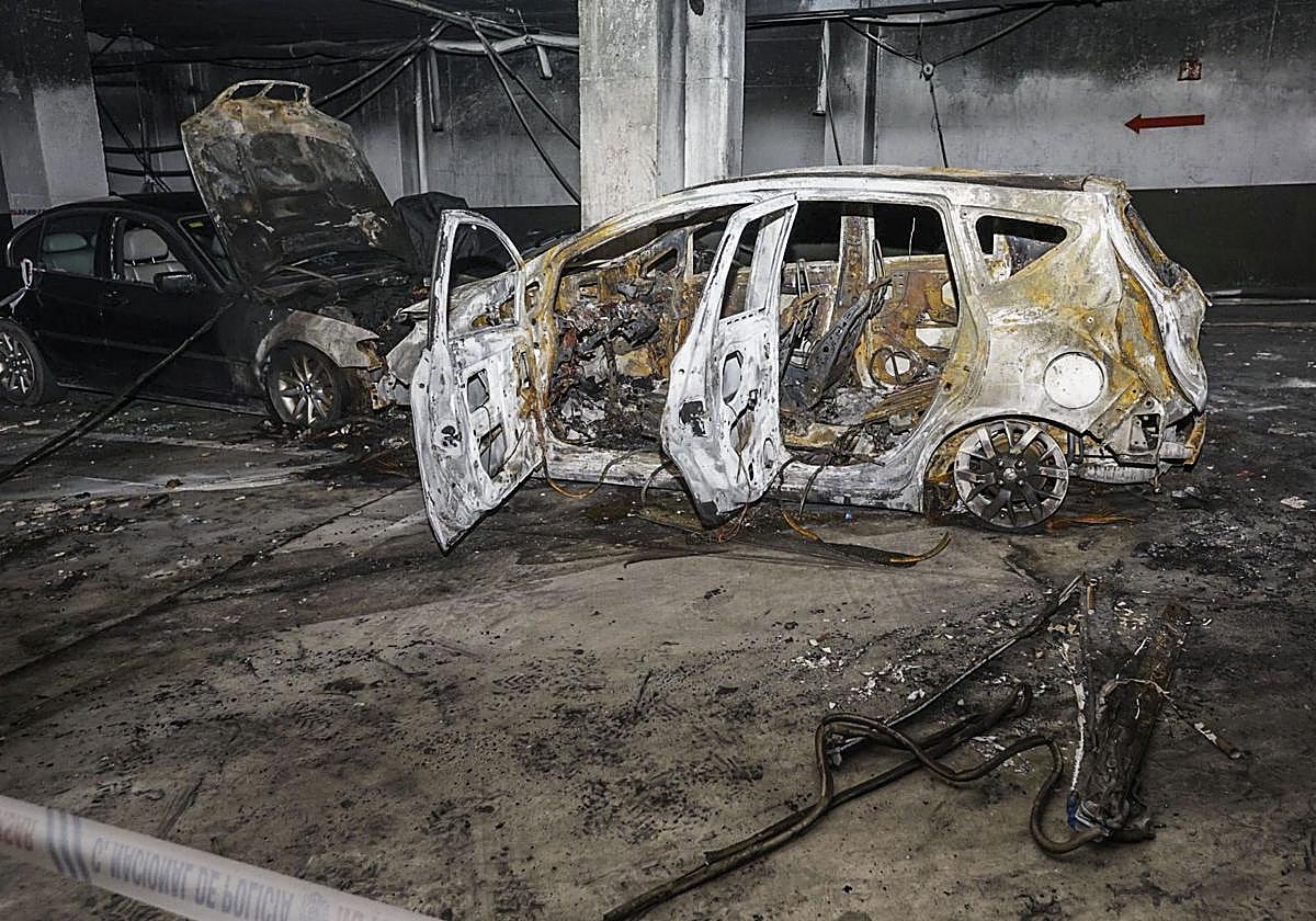 Así han quedado los coches calcinados en el garaje.