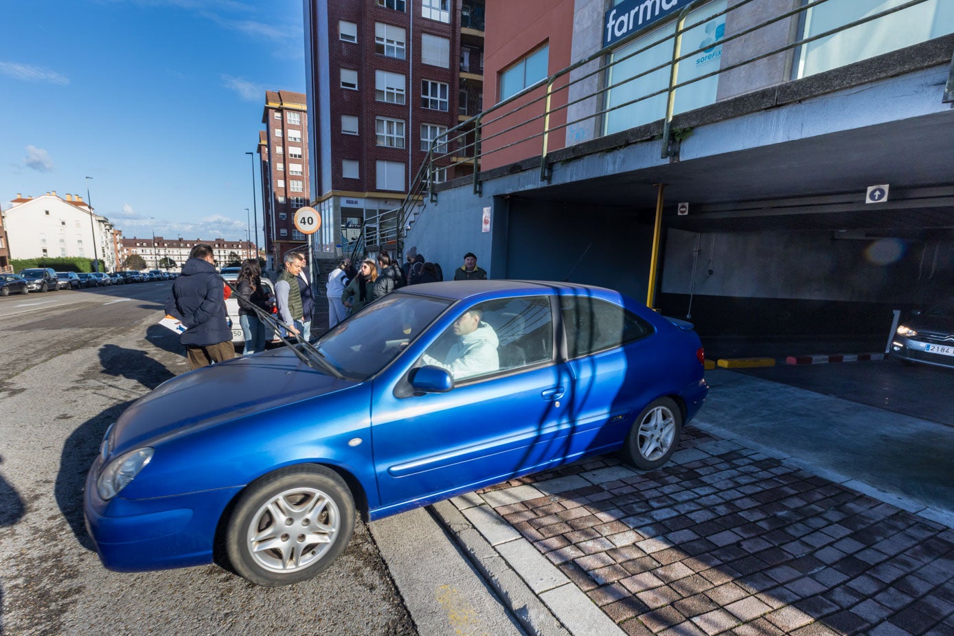 Algunos residentes sacaron sus coches para limpiarlos.