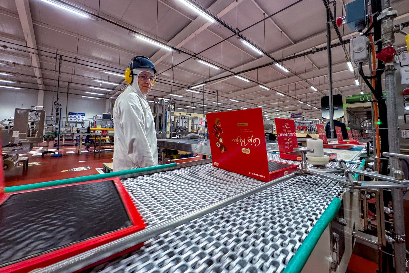 Detalle de la cadena de producción para 'la caja roja' uno de los productos mas famosos.