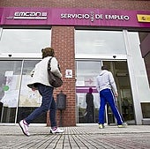 Dos personas acceden a una oficina del servicio cántabro de empleo.