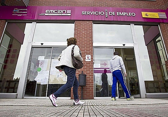 Dos personas acceden a una oficina del servicio cántabro de empleo.