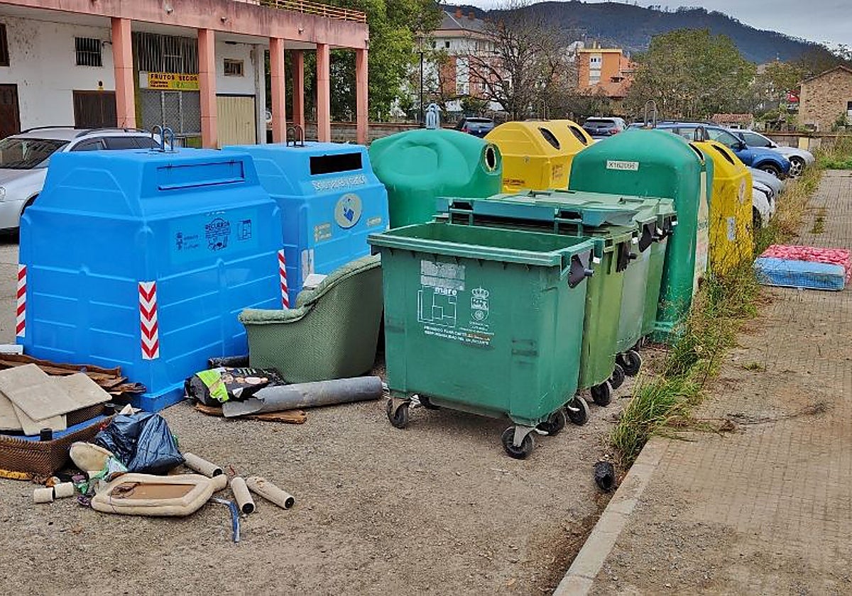 Vertidos de enseres y basuras fuera de contenedores vacíos en el casco urbano.