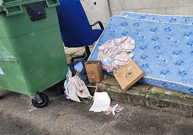 La retirada de colchones en plena calle es ya algo habitual en Los Corrales.