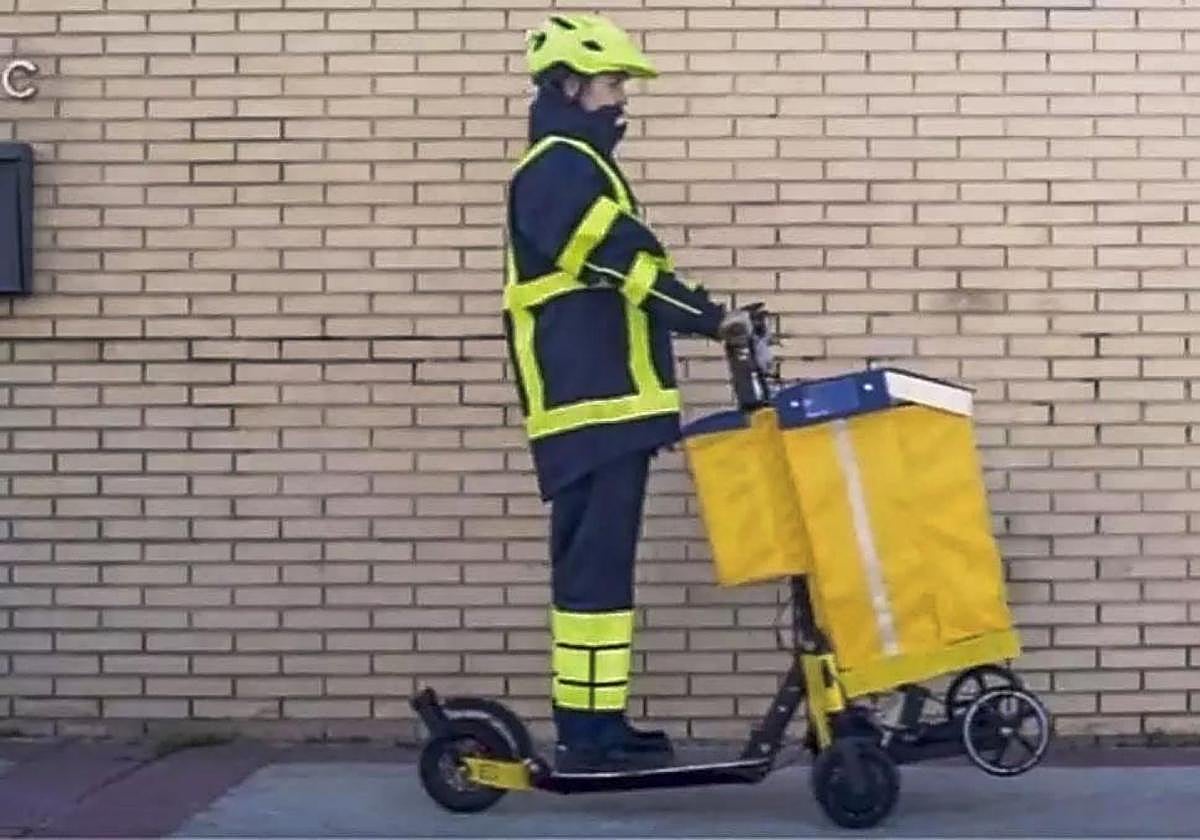 Un cartero se mueve en un «carro eléctrico de reparto».