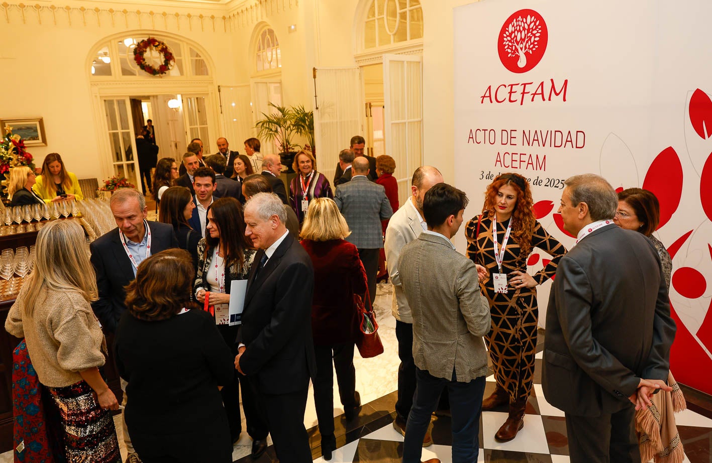 Los participantes conversando durante el encuentro en el Hotel Real.