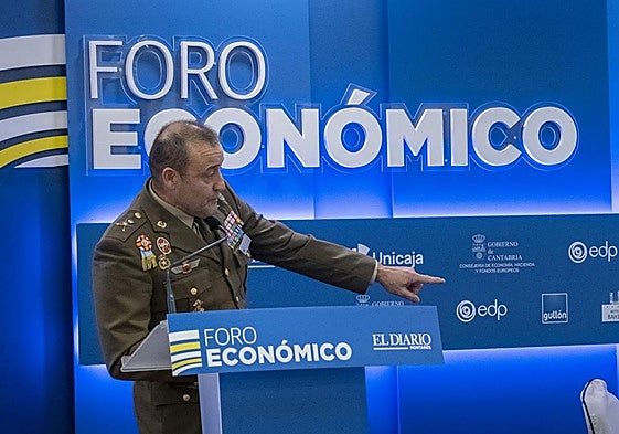 El general Víctor Bados: «La capacidad en defensa de un país lleva años, no se compra en un supermercado»