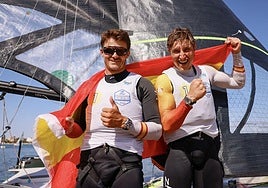 Diego Botín, a la izquierda, junto a Florian Trittel tras conseguir el título mundial en la clase 49er en Cagliari, Italia.
