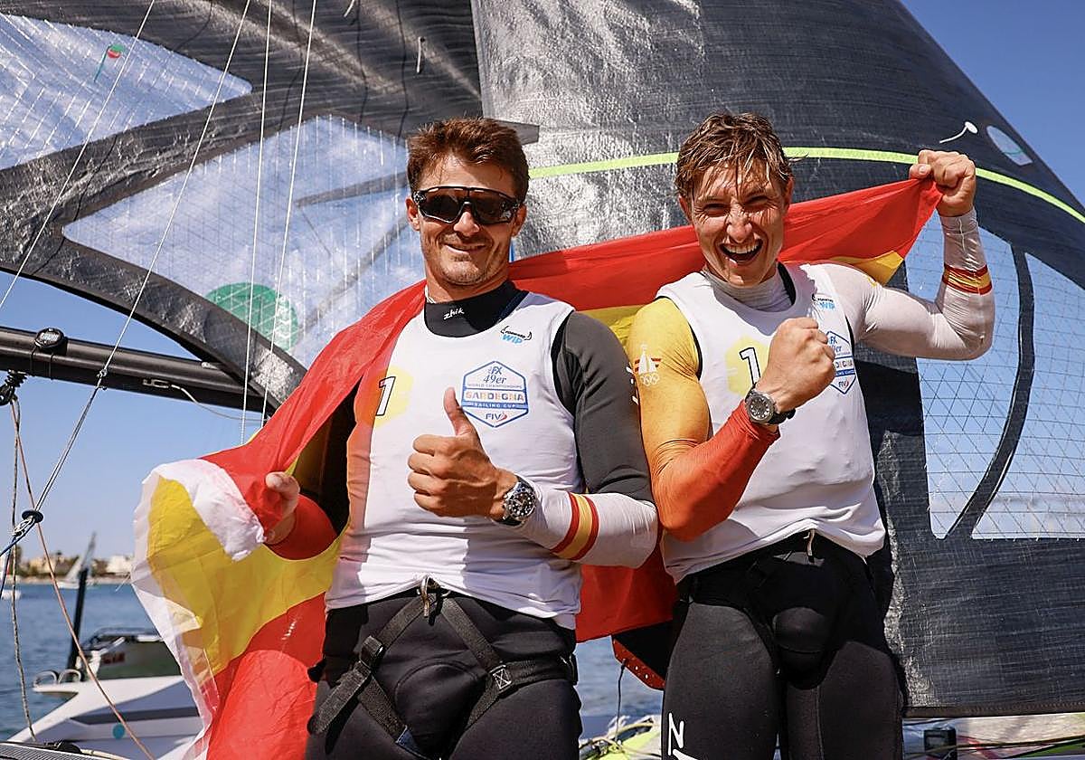 Diego Botín, a la izquierda, junto a Florian Trittel tras conseguir el título mundial en la clase 49er en Cagliari, Italia.