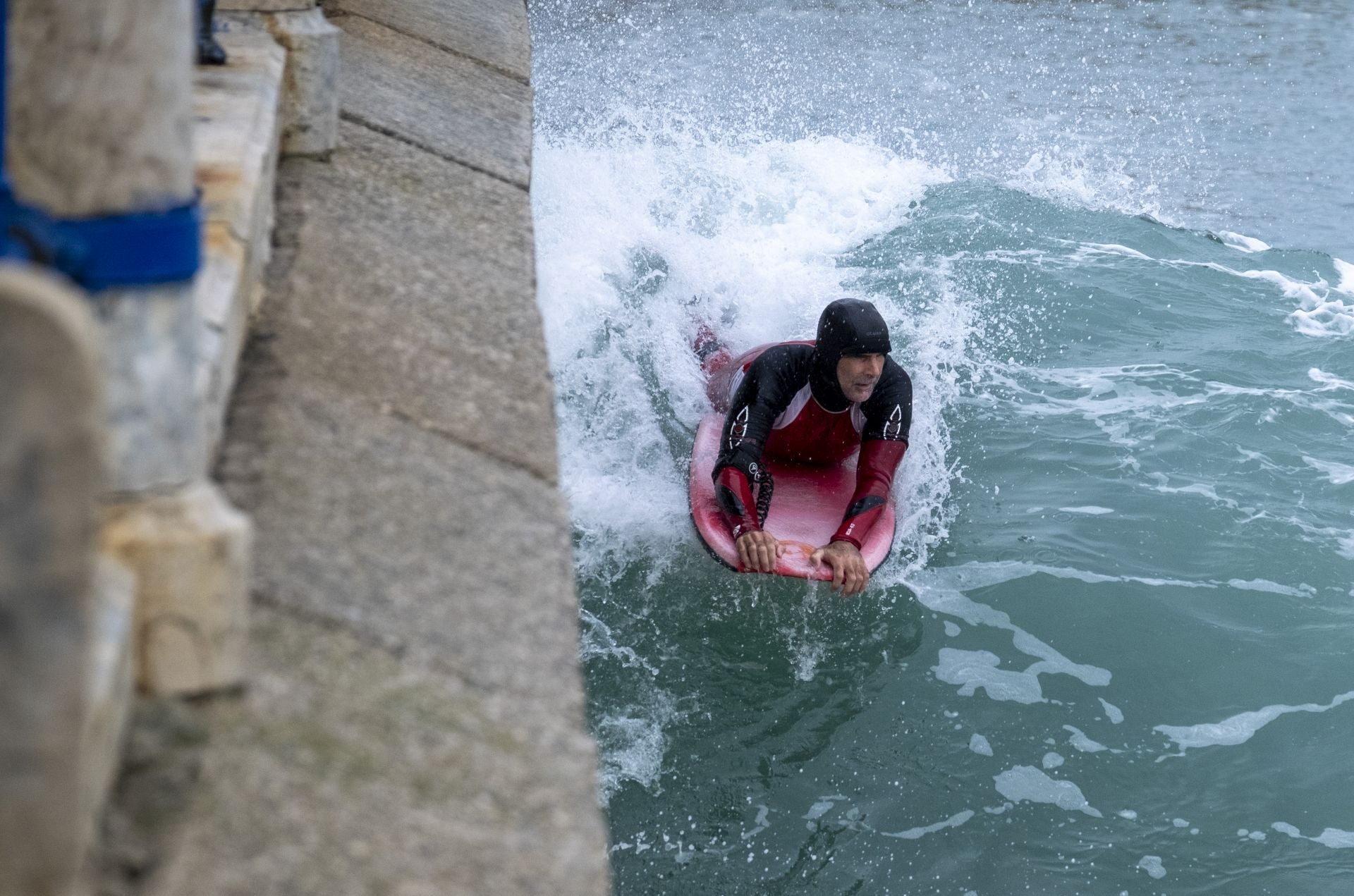 Los surfistas han aprovechado para coger olas en El Sardinero