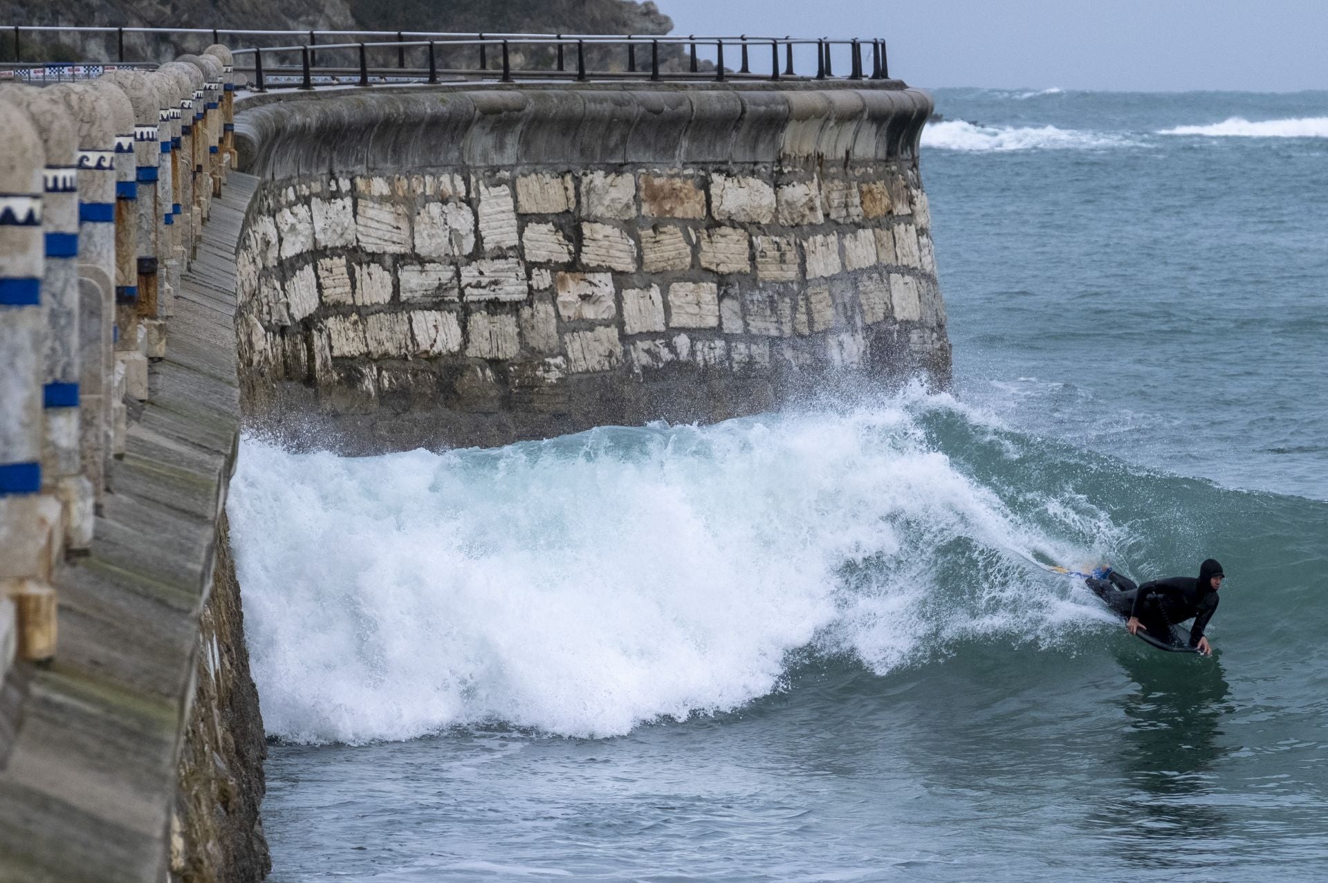Imagen de un surfista en la Segunda de El Sardinero