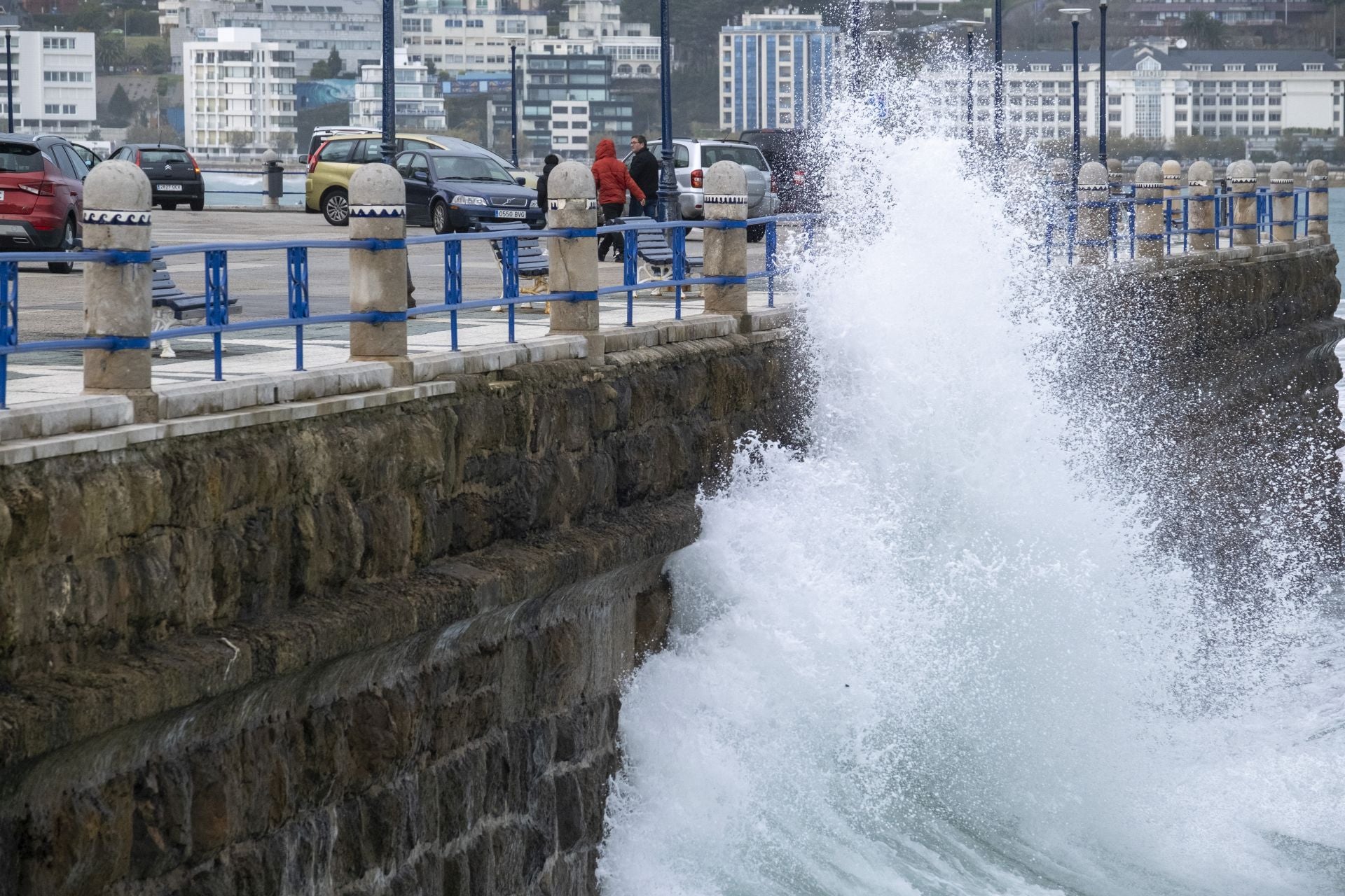 Algunos paseantes se han acercado hasta El Sardinero para ver las olas
