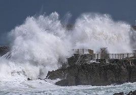 En la imagen, las olas rompen con fuerza en La Magdalena | En el vídeo, oleaje en la Virgen del Mar.