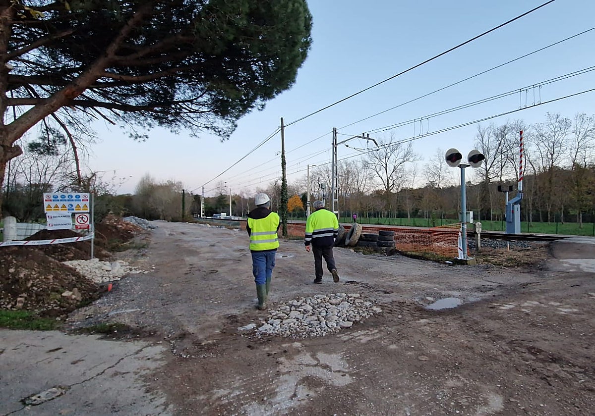Paso a nivel del barrio de La Flor, en Villapresente.