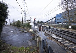 Un ciclista atraviesa por el paso en el que ha fallecido Javier Jimeno.