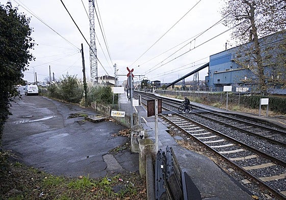 Un ciclista atraviesa por el paso en el que ha fallecido Javier Jimeno.