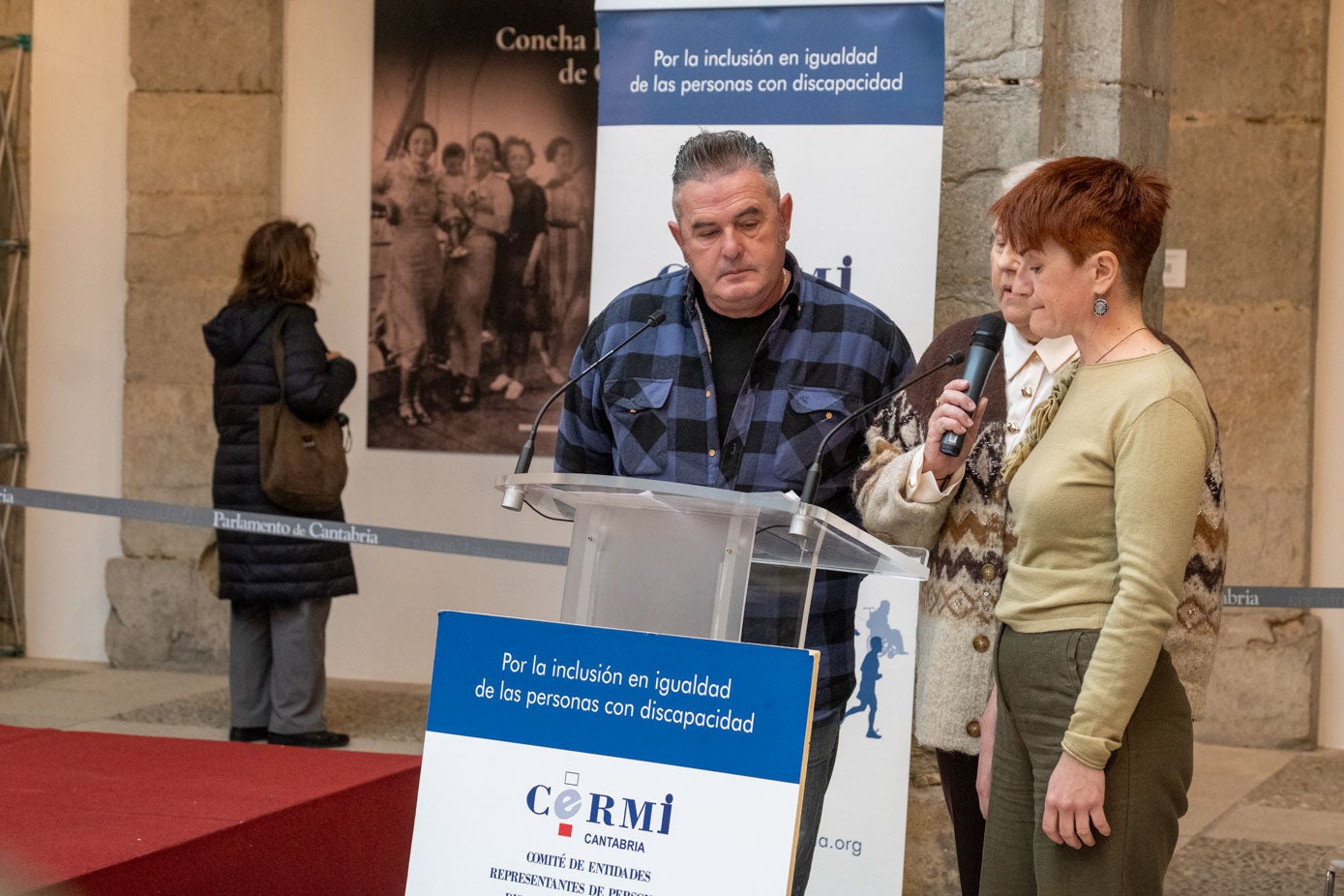 Momento del acto 'Ponte en mi lugar' celebrado esta mañana en el Parlamento de Cantabria. 