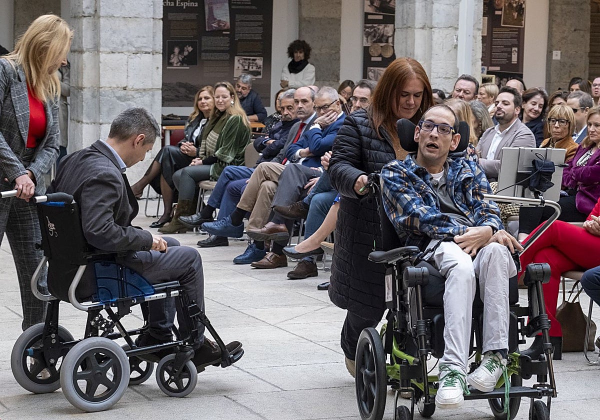 Un momento del acto 'Ponte en mi lugar' que ha tenido lugar esta mañana en el Parlamento de Cantabria.